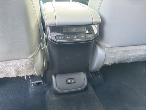 Used 2020 Toyota Highlander XLE AWD/4WD image 9