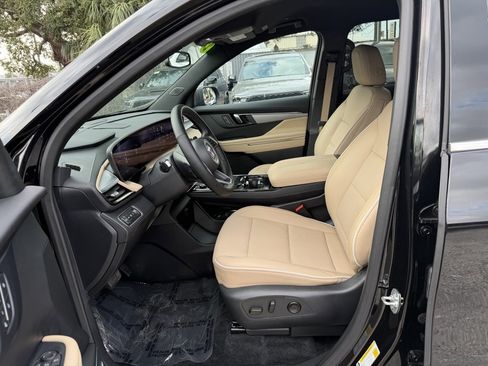 Used 2025 Buick Enclave Preferred w/ Power Package image 16