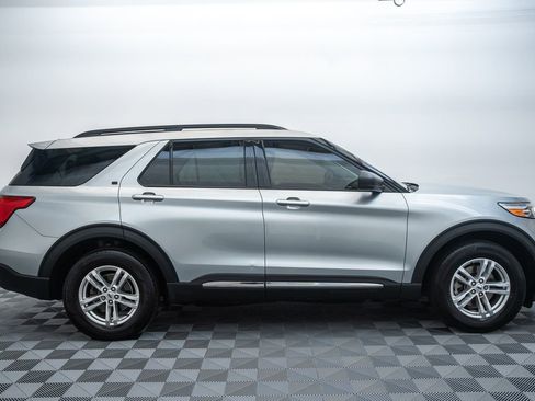 Used 2020 Ford Explorer XLT w/ Equipment Group 202A AWD/4WD image 4