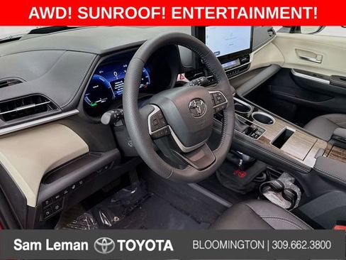 Used 2025 Toyota Sienna Platinum image 9