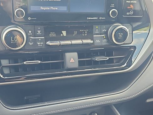 Used 2021 Toyota Highlander XLE AWD/4WD image 24