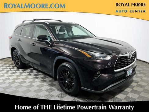 Used 2022 Toyota Highlander XLE AWD/4WD image 1