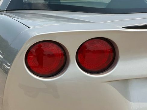 Used 2006 Chevrolet Corvette Coupe w/ Performance Package RWD image 27