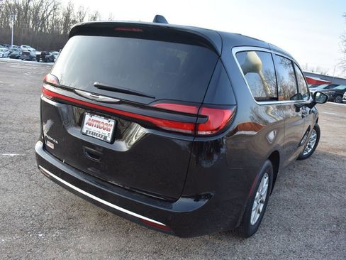 Used 2025 Chrysler Pacifica Select image 8