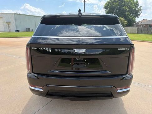 Certified 2025 Cadillac Escalade IQ Luxury 2 w/ LPO, Premium Carpet Package AWD/4WD image 4