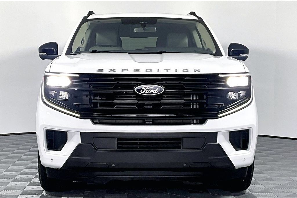 Used 2025 Ford Expedition Active AWD/4WD image 3