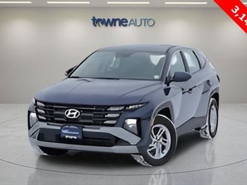 Used 2025 Hyundai Tucson SE image 1