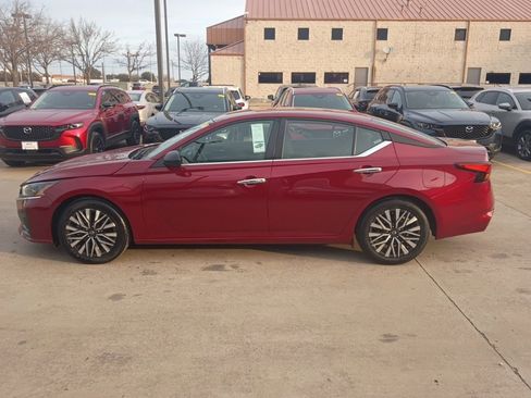 Used 2024 Nissan Altima 2.5 SV image 4