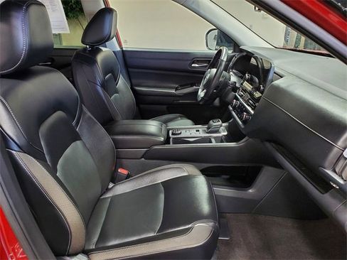 Used 2023 Nissan Pathfinder SL w/ Black Appearance Package image 14
