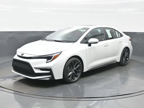 Used 2026 Toyota Corolla XSE FWD image 2