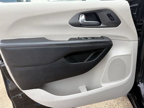 Used 2024 Chrysler Pacifica Touring-L FWD image 9