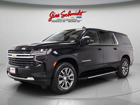 Used 2024 Chevrolet Suburban LT w/ LT Signature Plus Package AWD/4WD image 3
