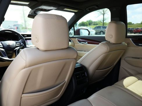 Used 2018 Cadillac XT5 Luxury w/ Driver Awareness Package FWD image 12