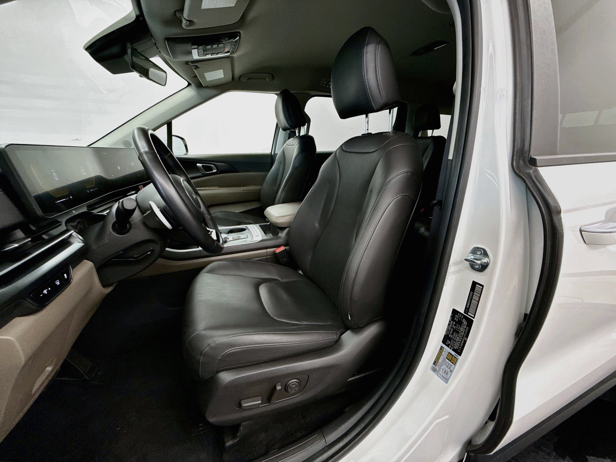Used 2026 Kia Carnival LXS FWD image 13