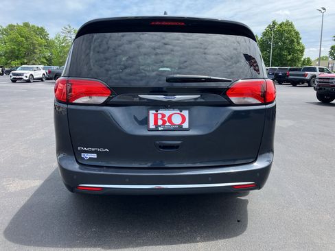 Used 2019 Chrysler Pacifica Touring-L FWD image 5