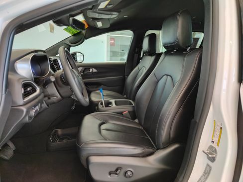 Used 2025 Chrysler Pacifica Select FWD image 10