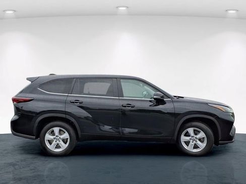 Used 2024 Toyota Highlander LE FWD image 7