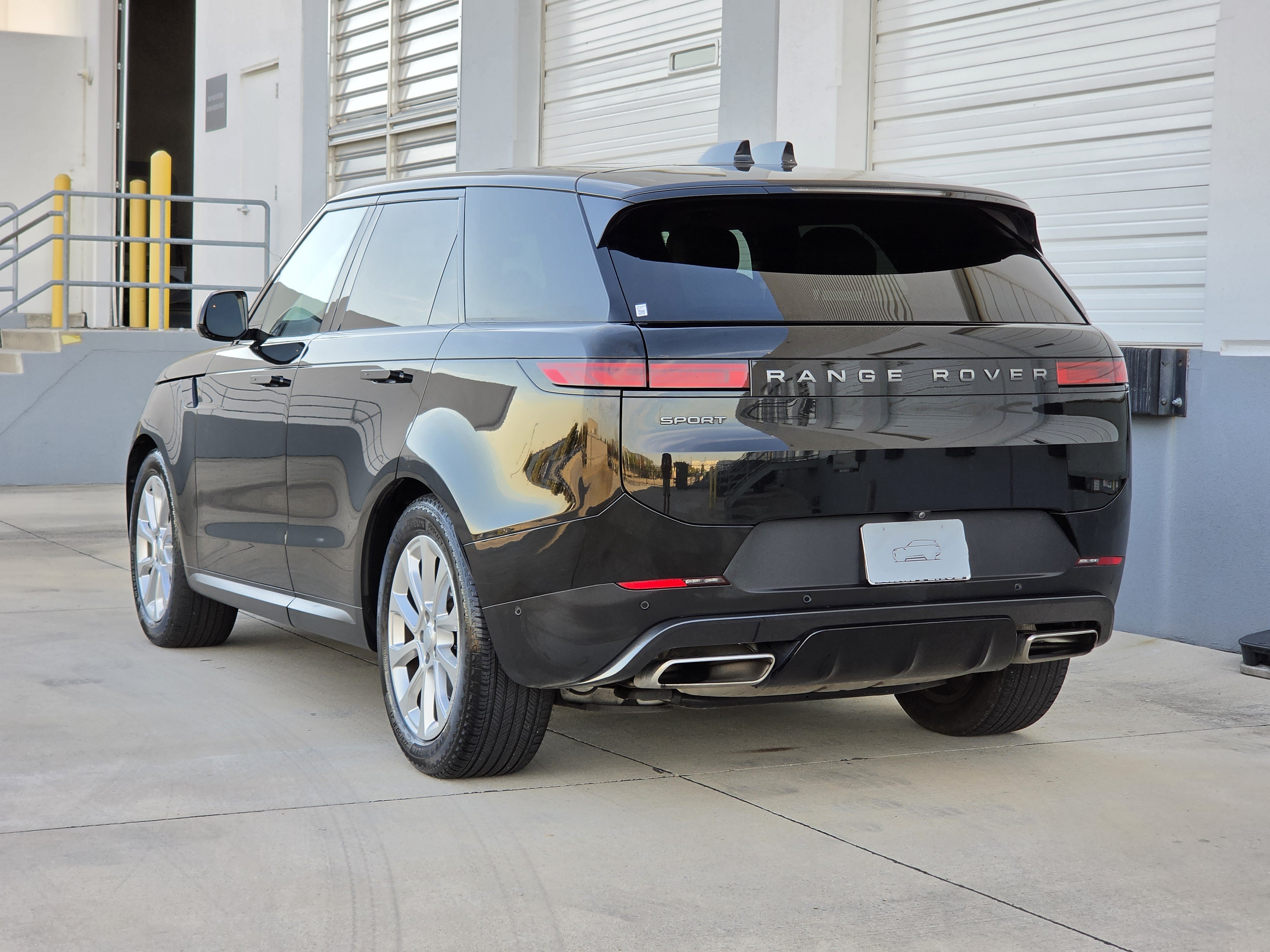 Used 2024 Land Rover Range Rover Sport SE AWD/4WD image 4
