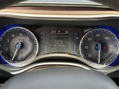 Used 2020 Chrysler Voyager L FWD image 22