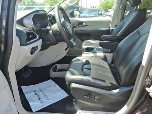 Used 2024 Chrysler Pacifica Touring-L FWD image 17