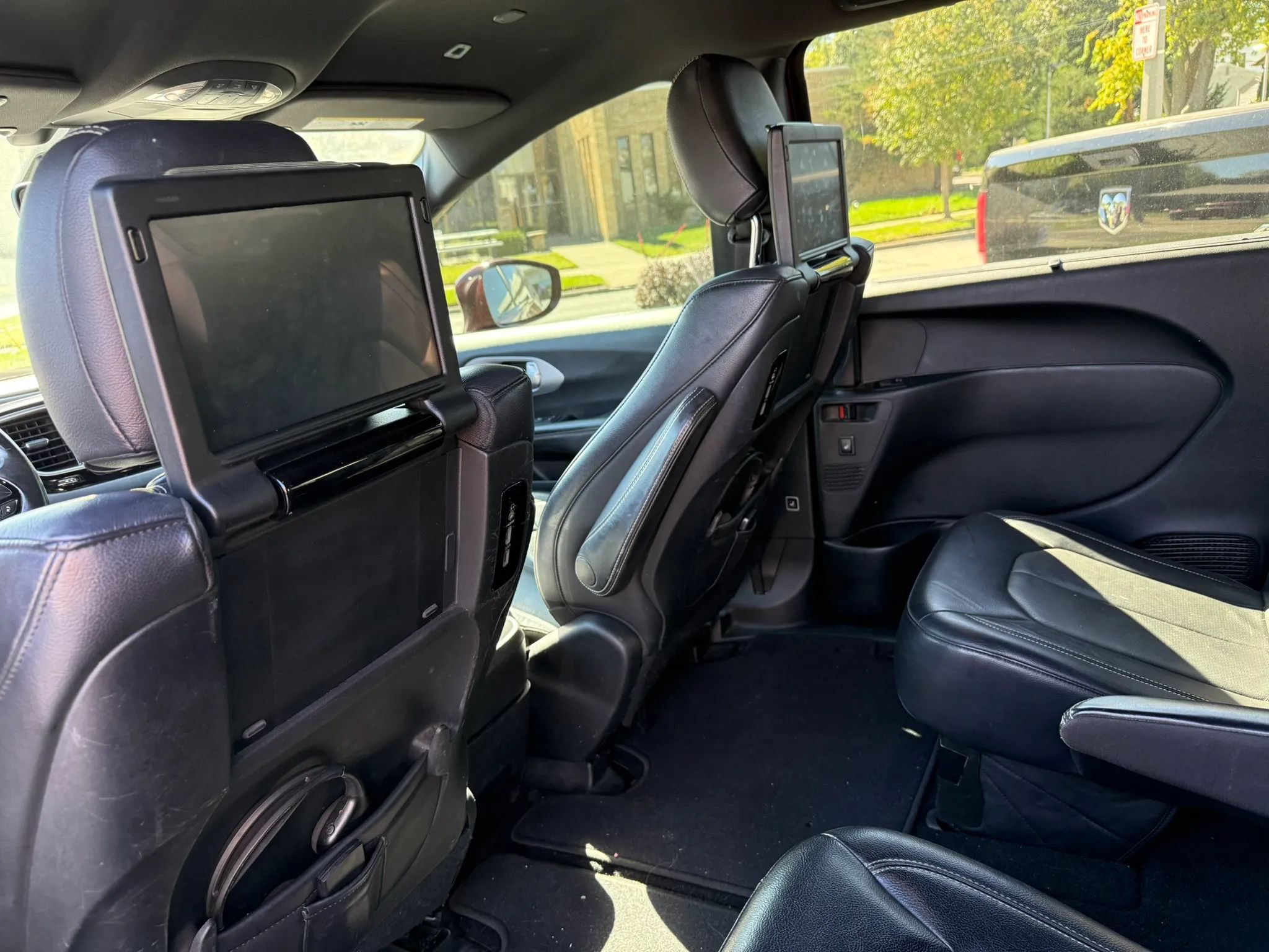 Used 2018 Chrysler Pacifica Touring-L Plus FWD image 3