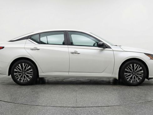Used 2025 Nissan Altima 2.5 SV image 11