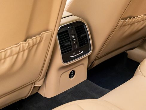 Certified 2025 Porsche Macan image 19