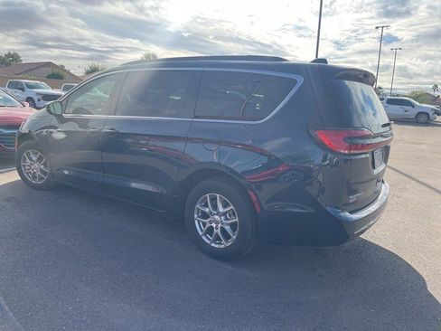 Used 2021 Chrysler Pacifica Touring w/ Uconnect Theater Family Group image 2