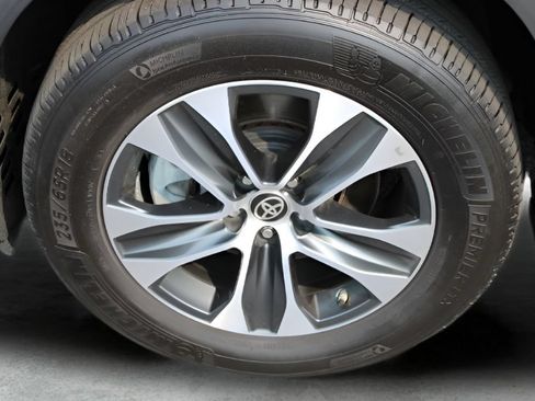 Certified 2025 Toyota Highlander XLE AWD/4WD image 3