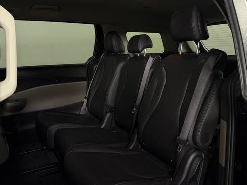Used 2025 Kia Carnival FWD image 26