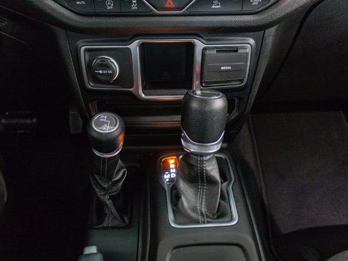 Certified 2024 Jeep Gladiator Sport AWD/4WD image 18