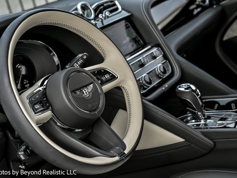 Used 2023 Bentley Bentayga Plug-In Hybrid image 31