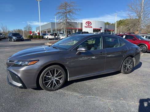 Used 2023 Toyota Camry SE image 1