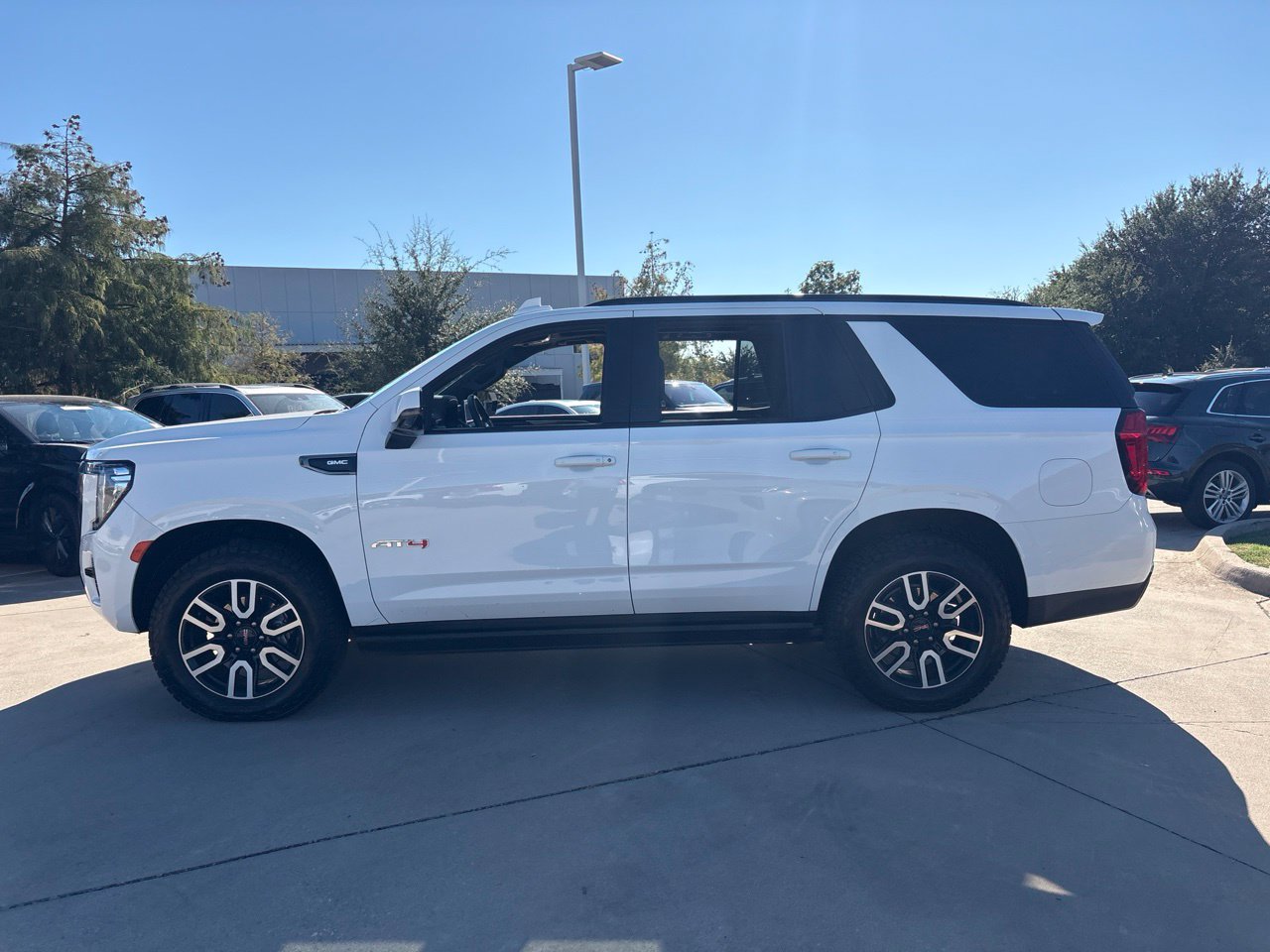 Used 2024 GMC Yukon AT4 w/ AT4 Premium Package AWD/4WD image 8