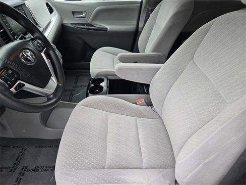 Used 2020 Toyota Sienna LE image 12