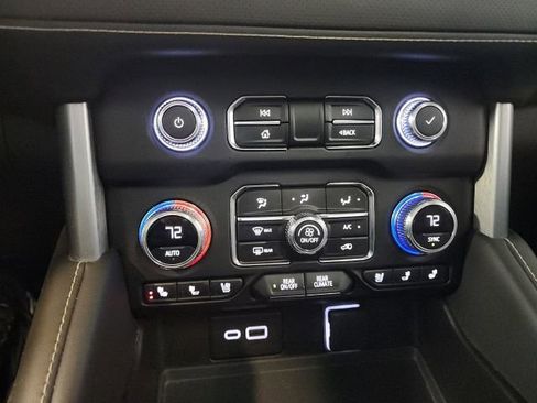 Used 2023 GMC Yukon SLT w/ SLT Premium Package AWD/4WD image 32