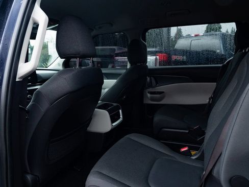 Used 2024 Kia Carnival LX FWD image 21
