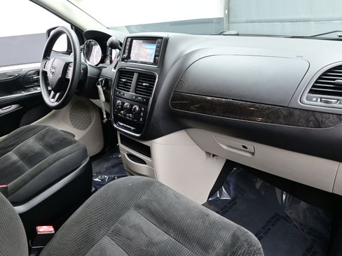 Used 2018 Dodge Grand Caravan SE w/ UConnect Hands-Free Group image 14