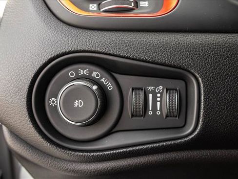 Used 2019 Jeep Renegade Trailhawk AWD/4WD image 15