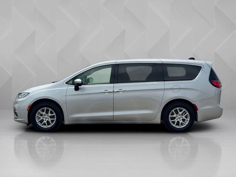 Used 2023 Chrysler Pacifica Touring-L FWD image 8
