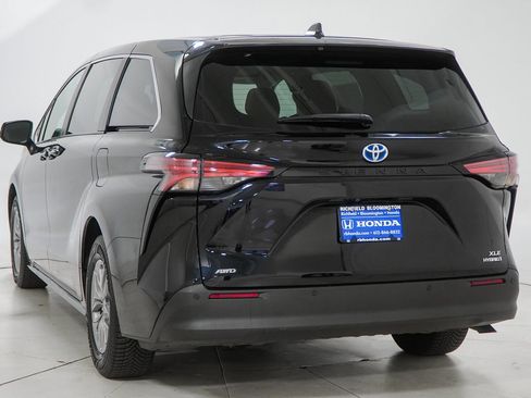 Used 2022 Toyota Sienna XLE AWD/4WD image 8