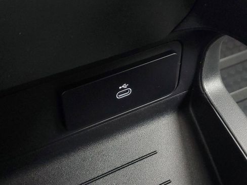 Used 2025 Land Rover Defender 130 X-Dynamic SE image 32