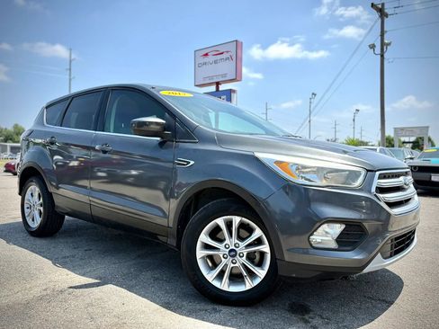 Used 2017 Ford Escape SE FWD image 2