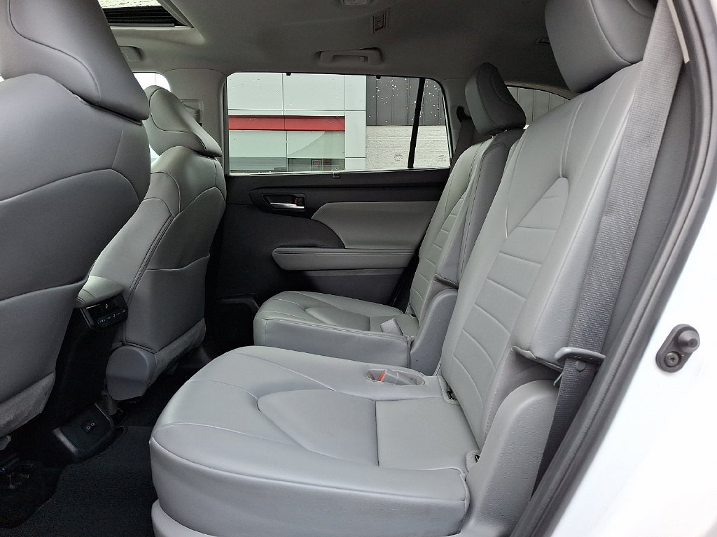 Used 2023 Toyota Highlander XLE AWD/4WD image 10