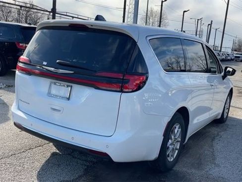 Used 2024 Chrysler Pacifica Touring-L image 23