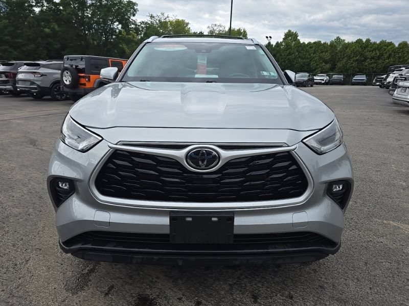 Used 2021 Toyota Highlander XLE AWD/4WD image 6