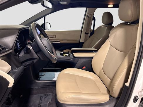 Used 2021 Toyota Sienna XLE image 18