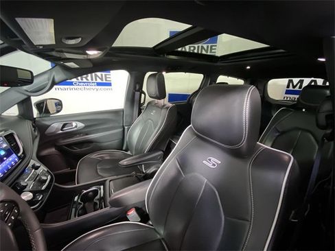 Used 2025 Chrysler Pacifica Limited image 24