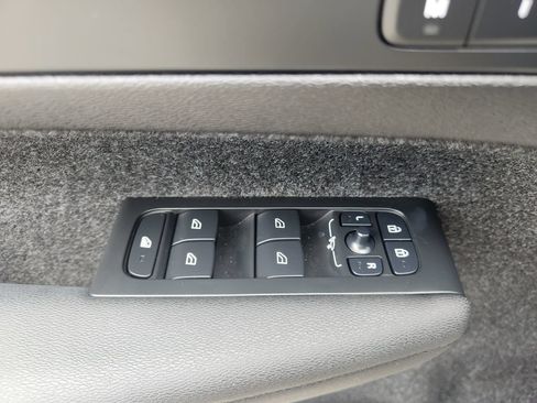 Certified 2025 Volvo XC40 B5 Plus AWD/4WD image 17