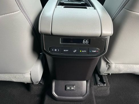 Used 2023 Toyota Highlander XLE image 39